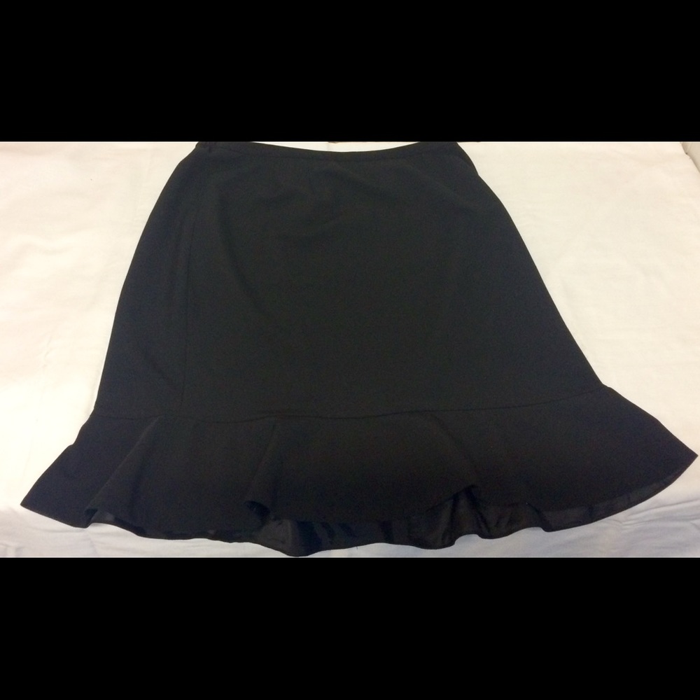 Black 16W Danielle B Zipper Back Skirt.